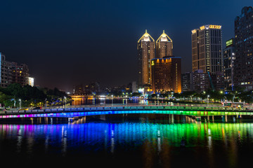 Fototapeta na wymiar 台湾高雄のビル群と愛河のライトアップ夜景