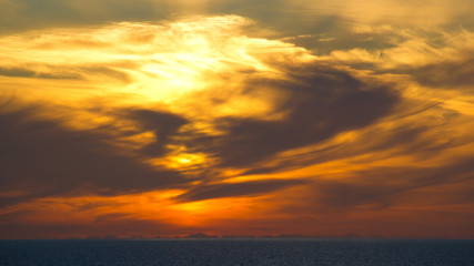 Fototapeta na wymiar coucher de soleil sur la mer