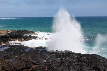 Fototapeta premium Crashing waves in Kauai