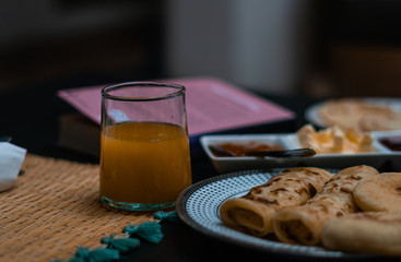 Desayuno con zumo, pastel y bollos 