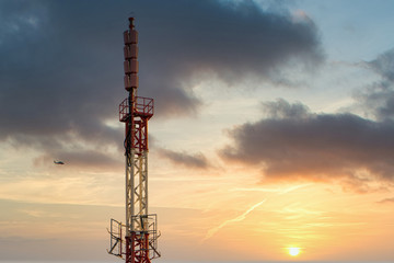 Obraz premium Sendemast bei Sonnenaufgang