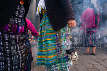 Las mujeres mayas están rezando y echando  incienso afuera de la Iglesia de Santo Tomas...