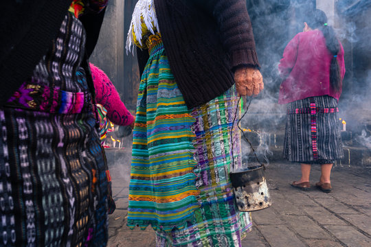 Las mujeres mayas están rezando y echando  incienso afuera de la Iglesia de Santo Tomas Chichicastenango Guatemala.