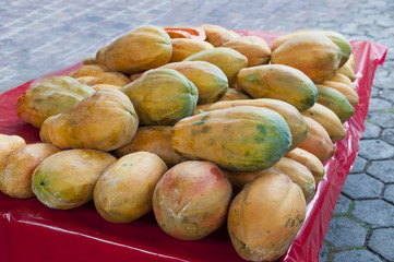 Monton de papayas en mercado