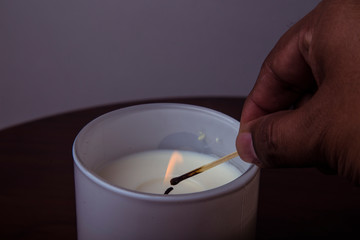 encendiendo una vela