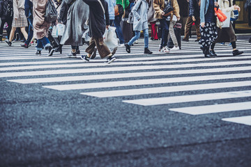 横断歩道を歩く人々の足
