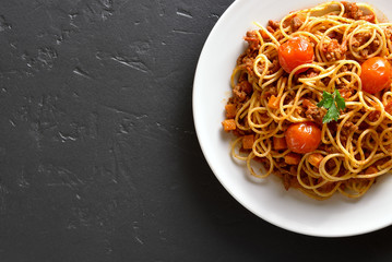 Spaghetti with minced meat and cherry tomatoes