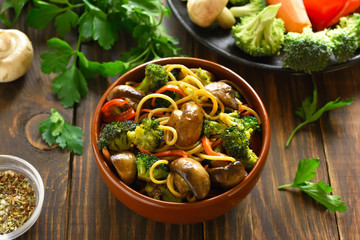 Egg noodles with vegetables in bowl