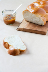 Hefezopf auf rustikalem Eichebrett serviert