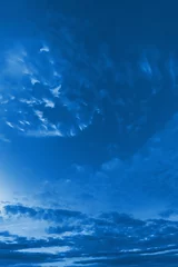 klassisches blaues Pantone 2020. die textur des himmels mit wolken. die ansicht von oben, platz für text © Taranova_ksenya