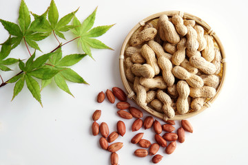 たくさんの殻付き落花生