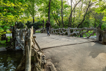 Most w parku Cismigiu w Bukareszcie, Rumunia © fotozen