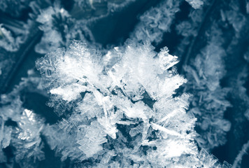 Fototapeta premium winter background with snowflakes crystals patterns and snow on frozen grass