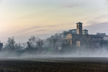 Azienda agricola in Val Padania in una fredda mattinata nebbiosa