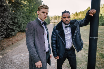 Deux jeunes hommes dans un parc