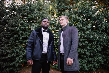 Deux jeunes hommes dans un parc