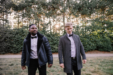 Deux jeunes hommes qui marchent dans un parc