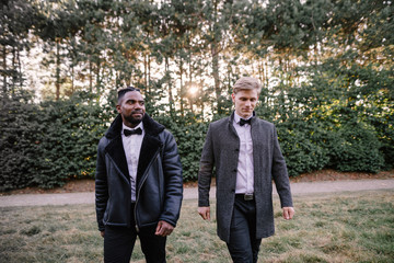 Deux jeunes hommes qui marchent dans un parc