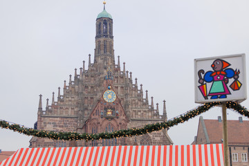Frauenkirche am berühmten Christkindlesmarkt in Nürnberg