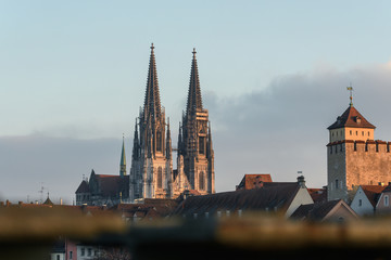 Blick auf dem Dom in Regensburg am Abend vom eisernen Steg