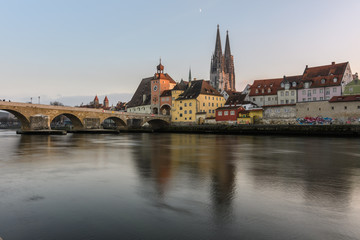 STeinerne Brücke in REgesnburg im Winter am Abend