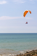 Parapente survolant les falaises d'Equihen-plage