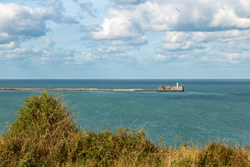 La rade de Boulogne/Mer, la digue Carnot et le phare