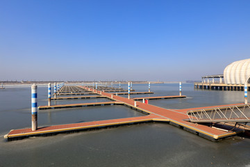 Obraz premium Park sinking passage on the shore