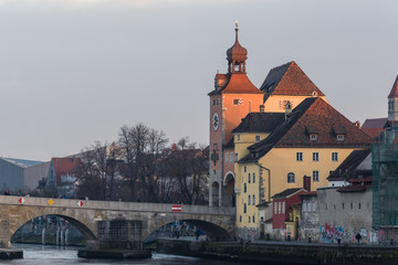 Obraz premium Brückturm und steinerne Brücke am Abend in Regensburg, Ausschnitt