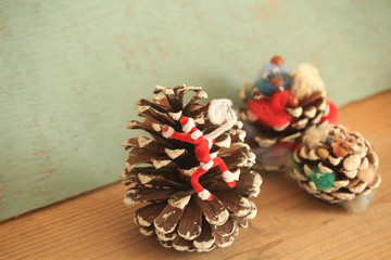 小さなサンタクロースと柴犬の飾り