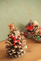 小さなサンタクロースと柴犬の飾り