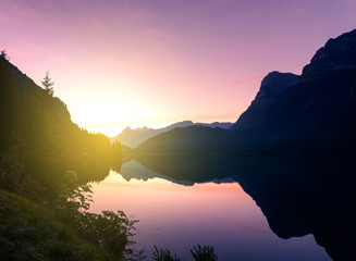 Sonnenaufgang in den Bergen am See