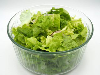 Bol de lechuga cortada con trocito de cebolla roja. Dieta.