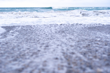 Vagues en hiver à Saint-Cyr-Sur-Mer qui déferle sur les galets 