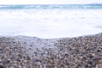 Vagues en hiver à Saint-Cyr-Sur-Mer qui déferle sur les galets 