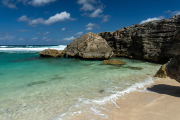 Fototapeta premium Plage des tropiques, vagues et rochers