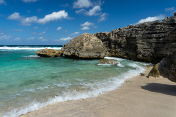 Plage des tropiques, vagues et rochers