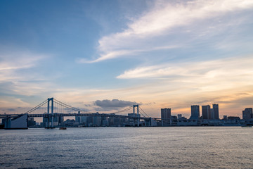 Obraz premium 東京湾の風景 レインボーブリッジと夕焼け３