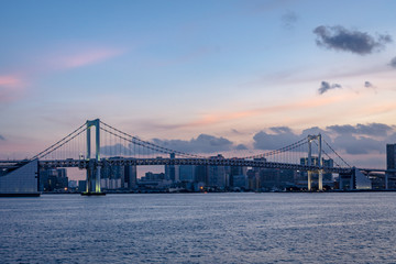 東京湾の風景　レインボーブリッジと夕焼け１