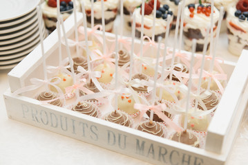 Candy bar.  Candy on sticks cake POPs.  The concept of children's birthday parties and weddings