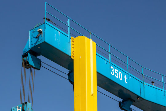 D&eacute;tail d'une grue de levage de bateau sur le port Boulogne-sur-Mer