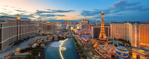 Foto op Plexiglas Panoramisch uitzicht op de Las Vegas-strip bij zonsondergang © lucky-photo