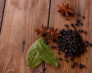 bay leaf on wooden table