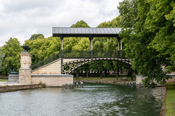 Fototapeta na wymiar Le pont Napoléon sur le canal de la Deûle