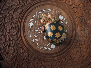 真上からみた紫檀製テーブルと象の置物