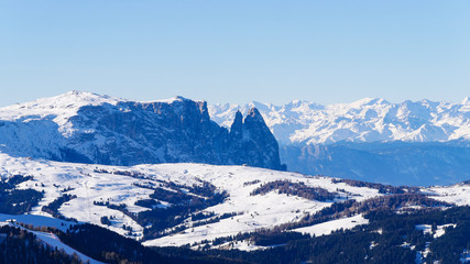 Fototapeta na wymiar Schlern in Winterlandschaft mit Alpen in Italien