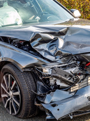 kaputter Unfallwagen nach einem Verkehrsunfall	