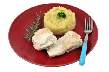 Assiette de cabillaud et purée en gros plan sur fond blanc
