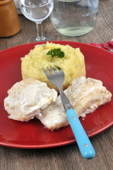 Assiette de cabillaud et purée en gros plan