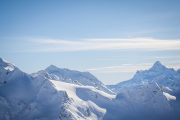 Obraz premium Winter panoramic view of the snowy high mountains of Elbrus in the Russia